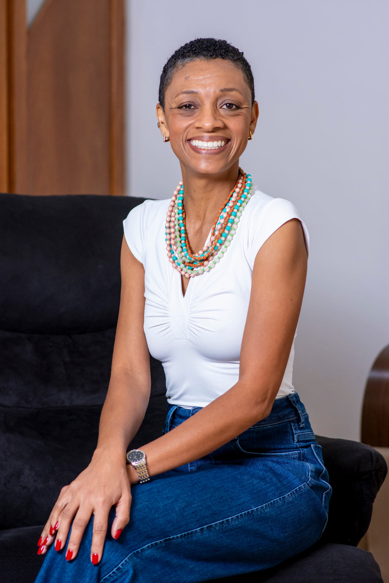 Gilmara Tomaz sentada, sorrindo